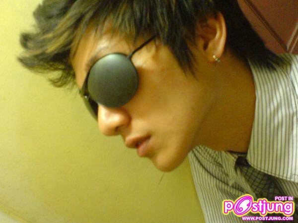 หนุ่มแว่นดำ..