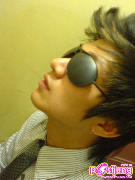 หนุ่มแว่นดำ..