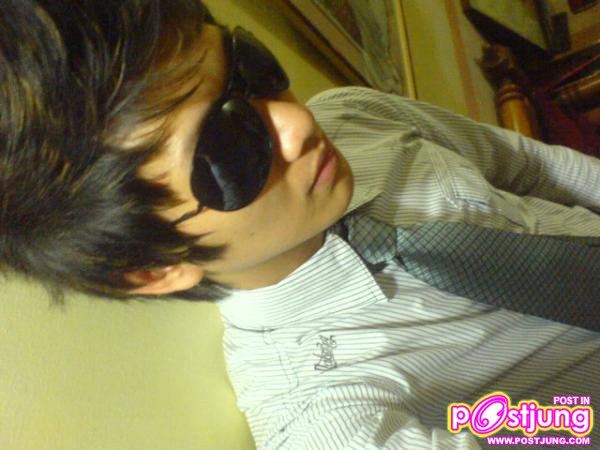 หนุ่มแว่นดำ..