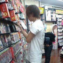 มาดูหนุ่มๆมีอารมณ์ในร้านหนังโป๊กัน