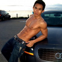 หนุ่มไทย..โชว์กล้าม