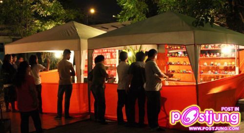 บรรยากาศภายนอกงานคึกคักมั่กๆๆ