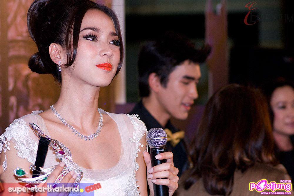 อั้ม พัชราภา สวยดุจนางพญาในงานสวมหน้ากากเพชร มูลค่า 200 ล้าน