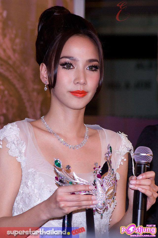 อั้ม พัชราภา สวยดุจนางพญาในงานสวมหน้ากากเพชร มูลค่า 200 ล้าน