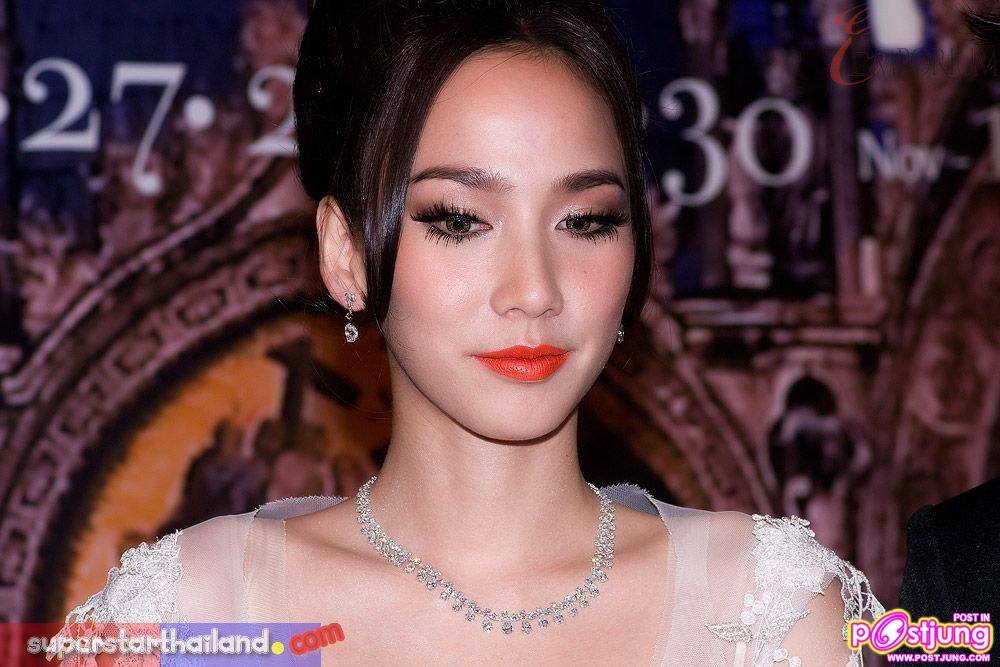 อั้ม พัชราภา สวยดุจนางพญาในงานสวมหน้ากากเพชร มูลค่า 200 ล้าน