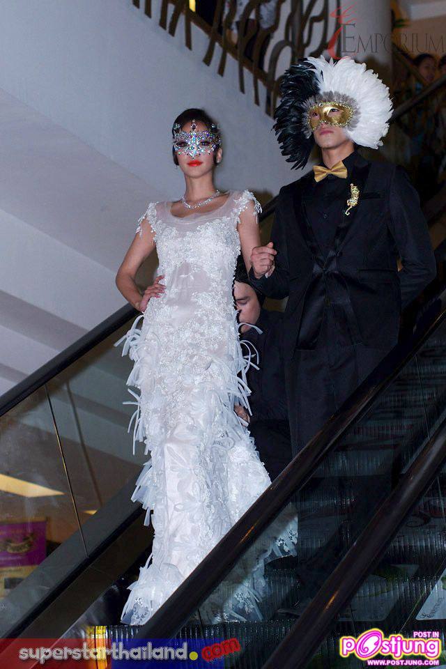 อั้ม พัชราภา สวยดุจนางพญาในงานสวมหน้ากากเพชร มูลค่า 200 ล้าน