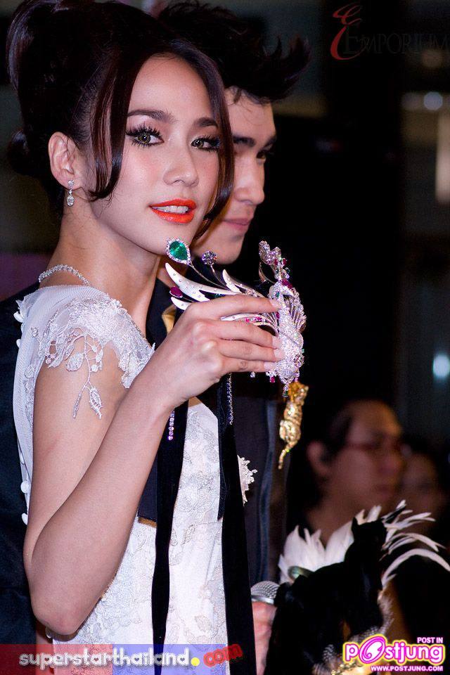 อั้ม พัชราภา สวยดุจนางพญาในงานสวมหน้ากากเพชร มูลค่า 200 ล้าน