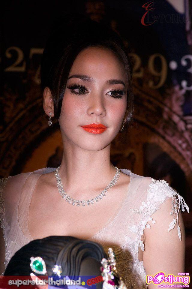 อั้ม พัชราภา สวยดุจนางพญาในงานสวมหน้ากากเพชร มูลค่า 200 ล้าน