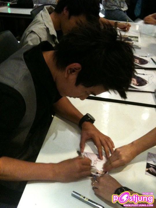 กัน แจกลายเซ็นอัลบั้มกันเอง @ ตึก GMM