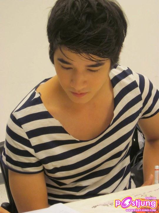 มาริโอ้ แจกลายเซ็นvcd-dvd หนังสิ่งเล็กๆ