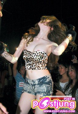 "เอมี่"แดนซ์กระจายจุกหลุดกลางงาน