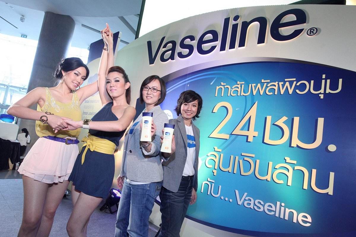 เมย์ เฟื่อง + เมย์ พิชญ์ ในงาน Vaseline