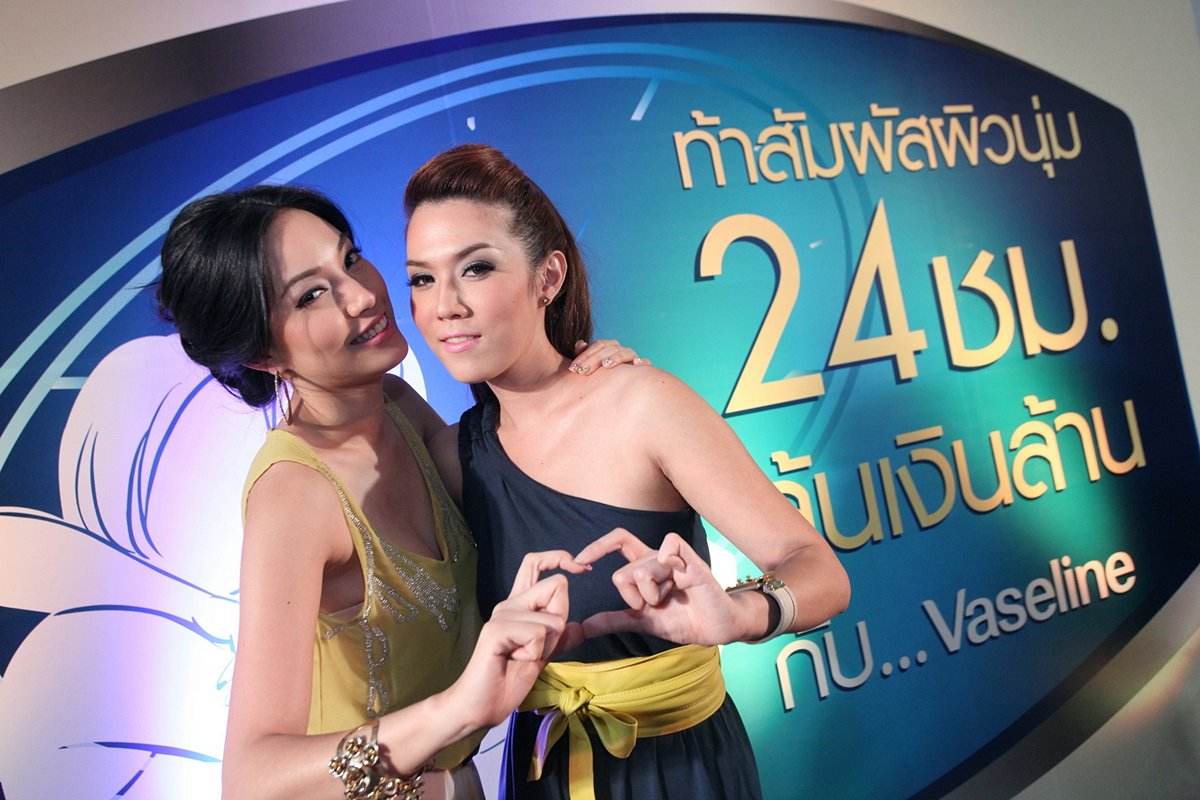 เมย์ เฟื่อง + เมย์ พิชญ์ ในงาน Vaseline