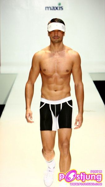 STUD FASHION SHOWCASE