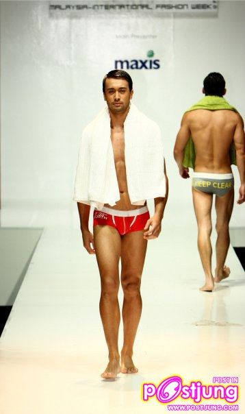 STUD FASHION SHOWCASE