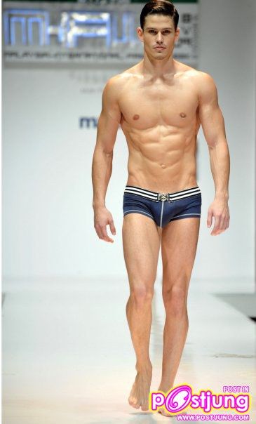 STUD FASHION SHOWCASE