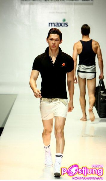 STUD FASHION SHOWCASE