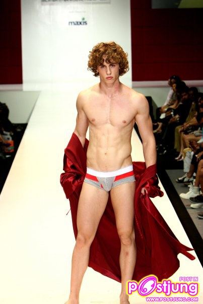 STUD FASHION SHOWCASE