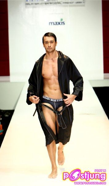 STUD FASHION SHOWCASE