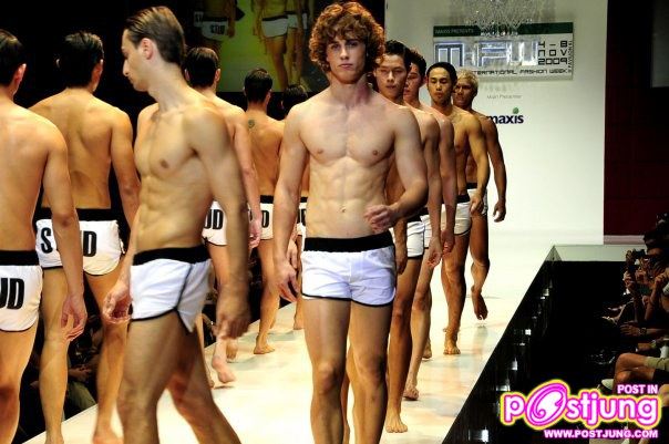 STUD FASHION SHOWCASE