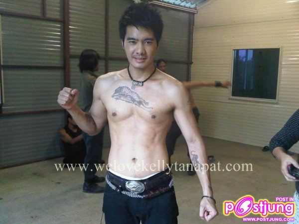 เคลลี่ ธนะพัฒน์ (หล่อล่ำ) จากละคร เสือสั่งฟ้า
