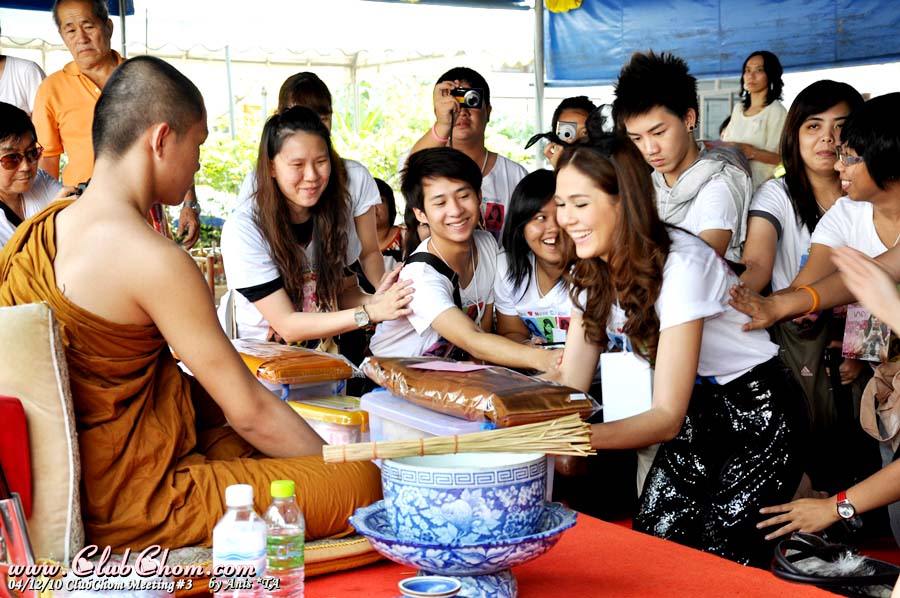 ชมพู่ ทำบุญน่ารักมากๆ