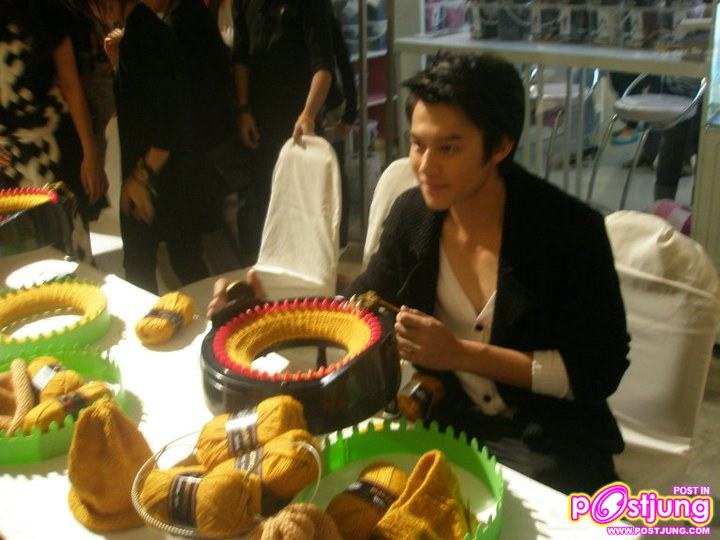 เหล่าดาราร่วมเดินแบบในงานB2S Enjoy Winter @ CTW