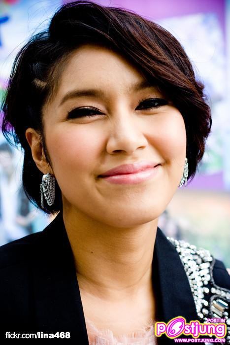 ดาราช่อง3 แจกลายเซ็นปฏิทินช่อง 3 ณ. ตึกมาลีนนท์