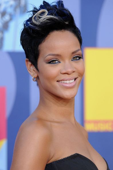 วิวัฒนาการทรงผมของ  Rihanna