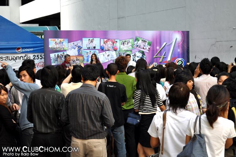 ชมพู่ มากแจกปฏิทินช่อง3 อาคารมาลีนนท์แทบแตกคนเยอะมาก