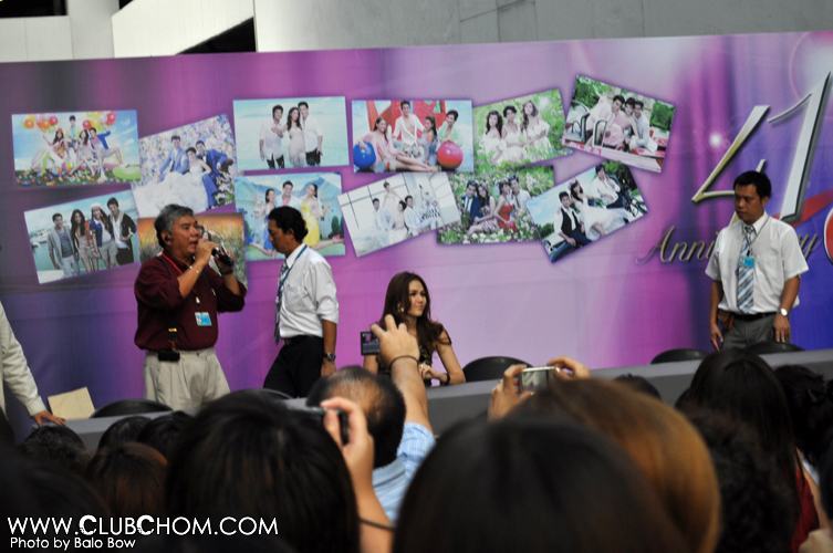 ชมพู่ มากแจกปฏิทินช่อง3 อาคารมาลีนนท์แทบแตกคนเยอะมาก