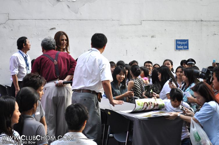 ชมพู่ มากแจกปฏิทินช่อง3 อาคารมาลีนนท์แทบแตกคนเยอะมาก