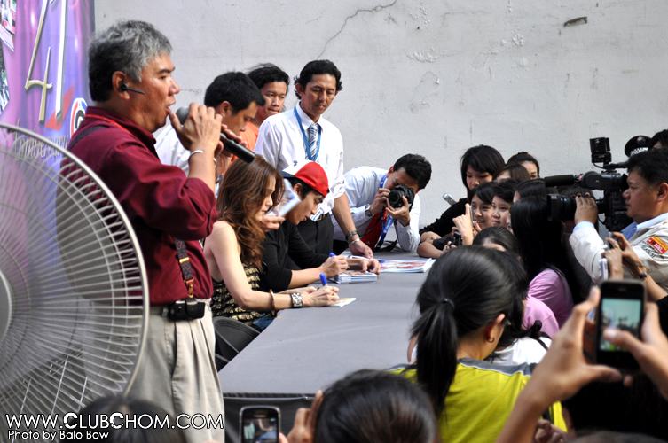 ชมพู่ มากแจกปฏิทินช่อง3 อาคารมาลีนนท์แทบแตกคนเยอะมาก