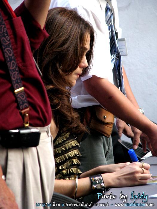 ชมพู่ มากแจกปฏิทินช่อง3 อาคารมาลีนนท์แทบแตกคนเยอะมาก