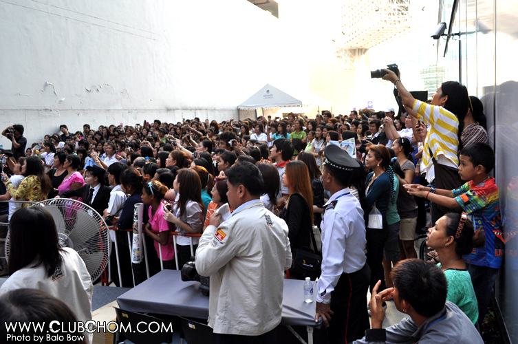 ชมพู่ มากแจกปฏิทินช่อง3 อาคารมาลีนนท์แทบแตกคนเยอะมาก