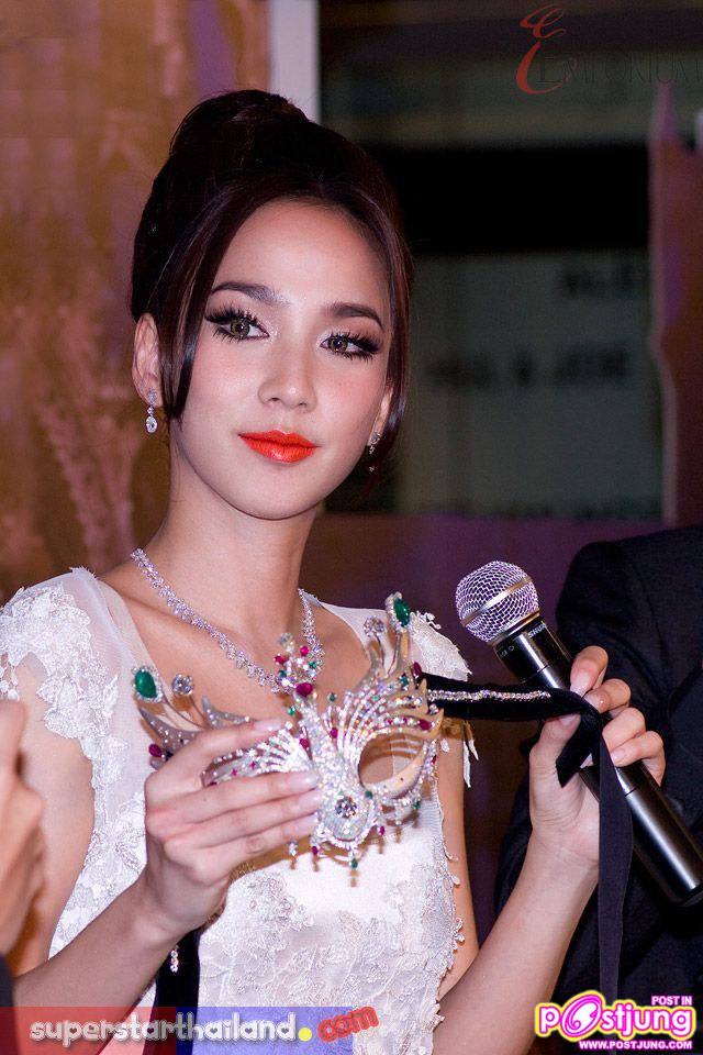 อั้ม ชมพู่ ใส่หน้ากากเข้าหากัน