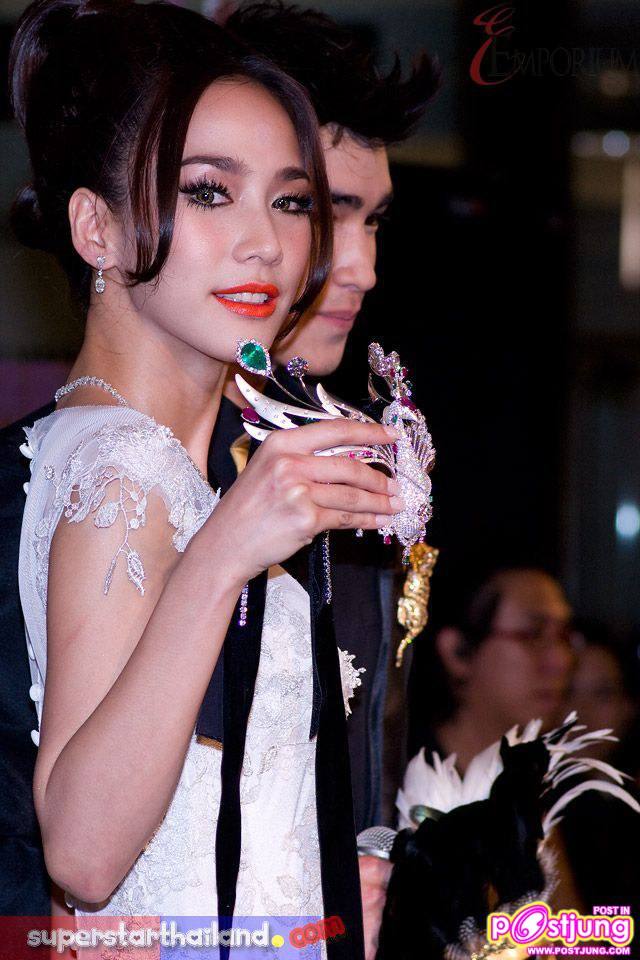 อั้ม ชมพู่ ใส่หน้ากากเข้าหากัน