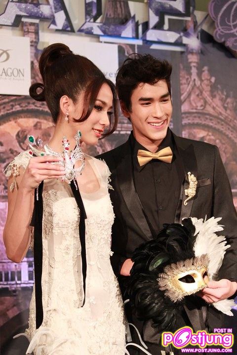 อั้ม ชมพู่ ใส่หน้ากากเข้าหากัน