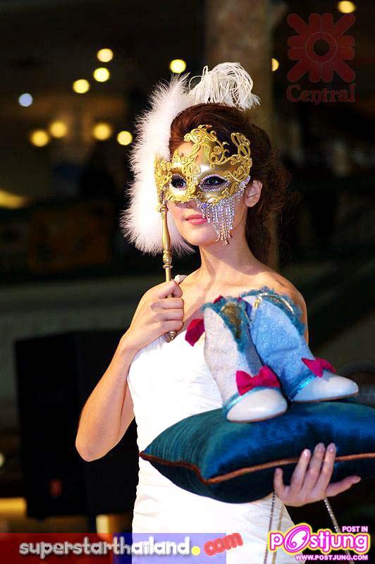 อั้ม ชมพู่ ใส่หน้ากากเข้าหากัน