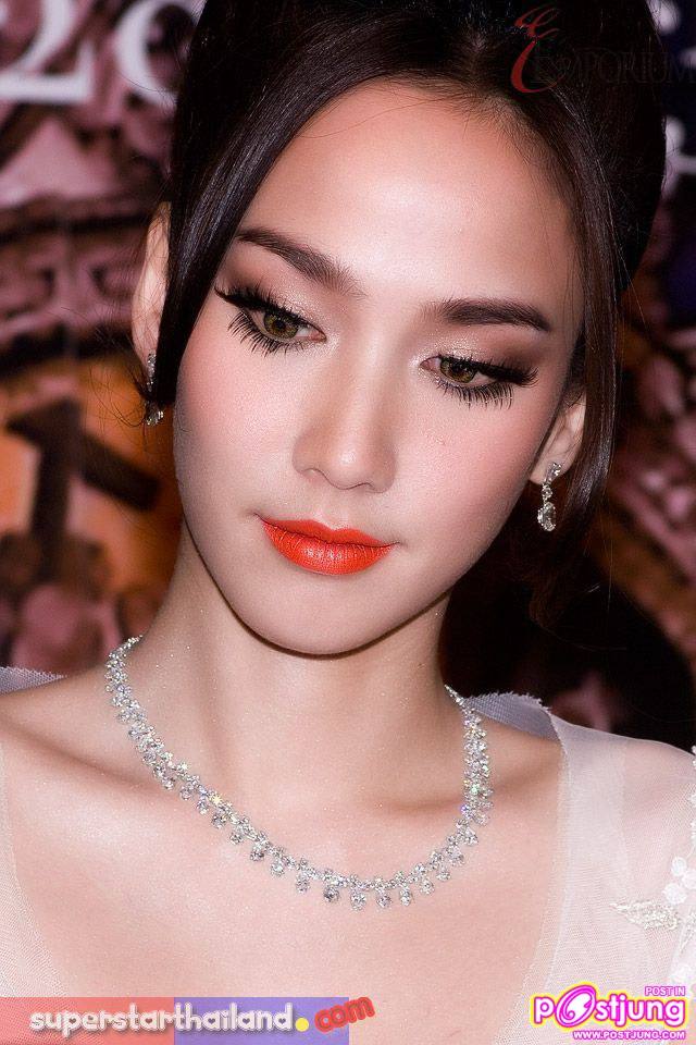 อั้ม ชมพู่ ใส่หน้ากากเข้าหากัน