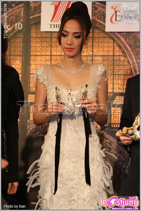 อั้ม ชมพู่ ใส่หน้ากากเข้าหากัน