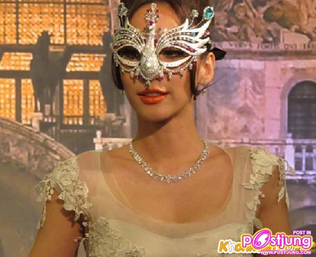 อั้ม ชมพู่ ใส่หน้ากากเข้าหากัน