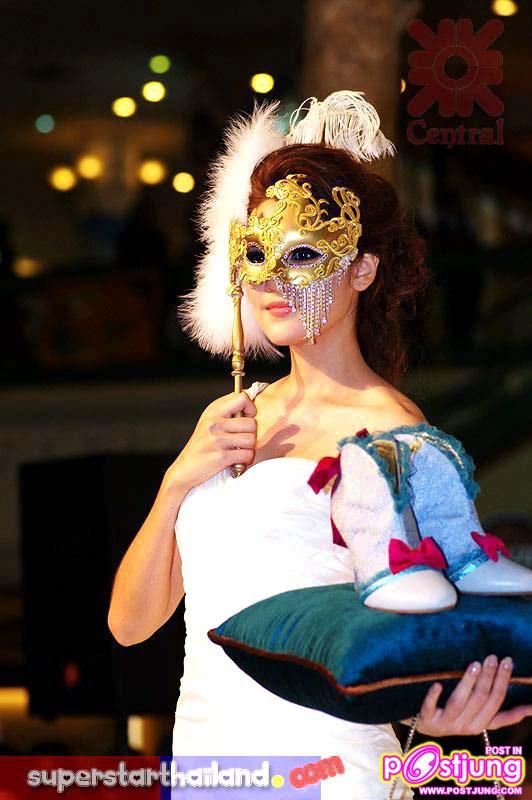 อั้ม ชมพู่ ใส่หน้ากากเข้าหากัน