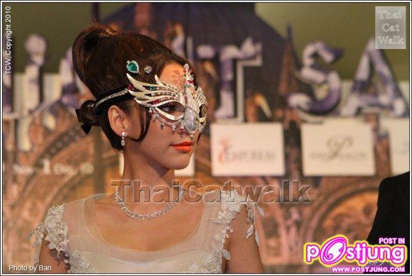 อั้ม ชมพู่ ใส่หน้ากากเข้าหากัน