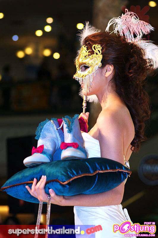 อั้ม ชมพู่ ใส่หน้ากากเข้าหากัน