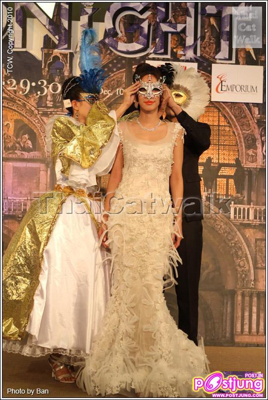 อั้ม ชมพู่ ใส่หน้ากากเข้าหากัน