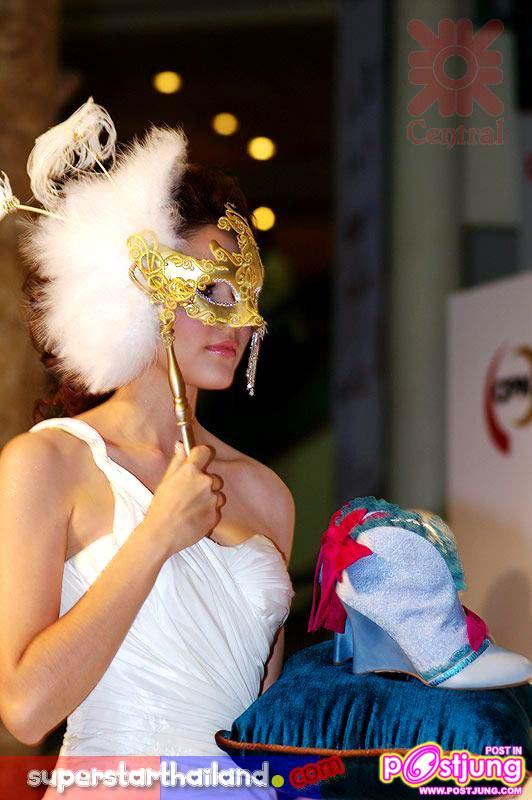 อั้ม ชมพู่ ใส่หน้ากากเข้าหากัน