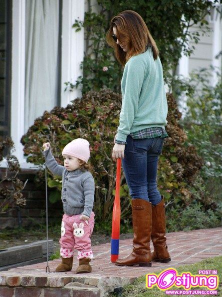 Alyson Hannigan And Daughter Satyana (คอหนัง American Pie 1-2-3 ต้องจำเธอได้...สุดยอดเลย)