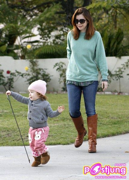 Alyson Hannigan And Daughter Satyana (คอหนัง American Pie 1-2-3 ต้องจำเธอได้...สุดยอดเลย)