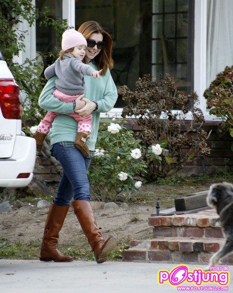 Alyson Hannigan And Daughter Satyana (คอหนัง American Pie 1-2-3 ต้องจำเธอได้...สุดยอดเลย)